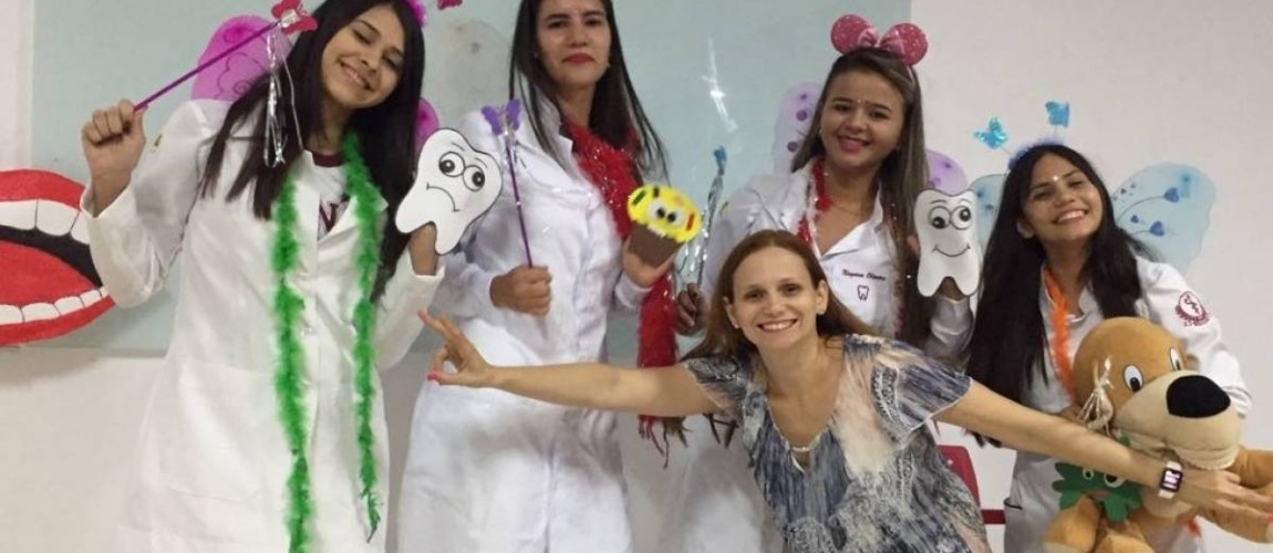 Alunos de Odontologia em atividades da disciplina Odontologia Social e Preventiva II Alunos de Odontologia em atividades da disciplina Odontologia Social e Preventiva II